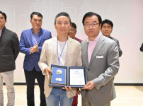 이현재 하남시장, 심폐소생술로 생명 구한 환경미화원 신창흔씨에 표창 수여.JPG