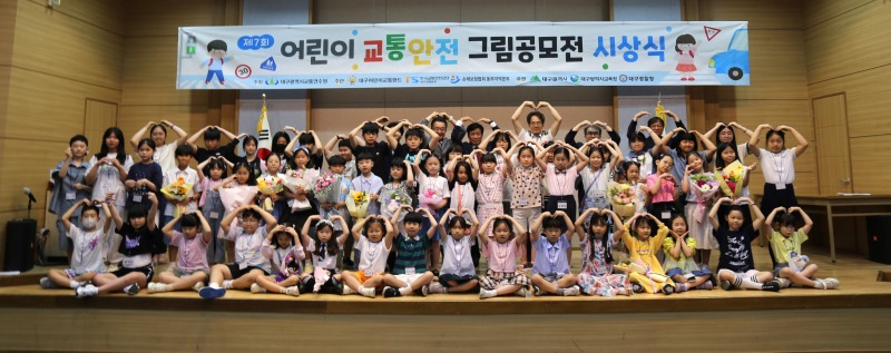 제7회_그림공모전_시상식(전체사진) (1).jpg
