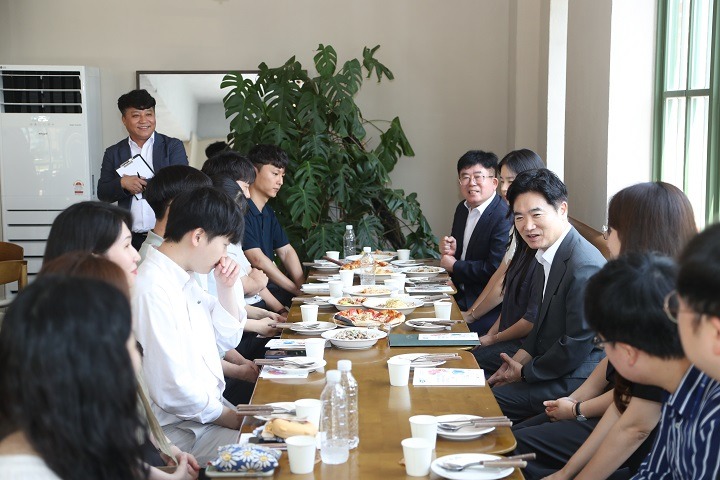 (2)_김대중_전남교육감-MZ세대_직원_대화.jpg